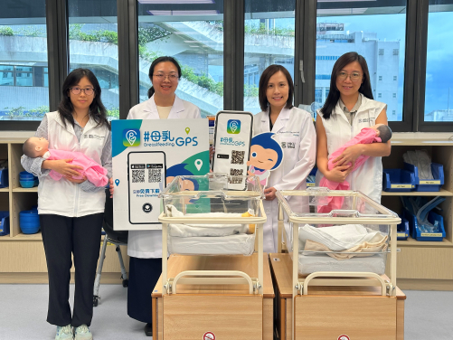 The research team led by Professor Kris Lok Yuet-wan (second right) finds that video-call support from trained peer mothers helps first-time mothers breastfeed more successfully.
 